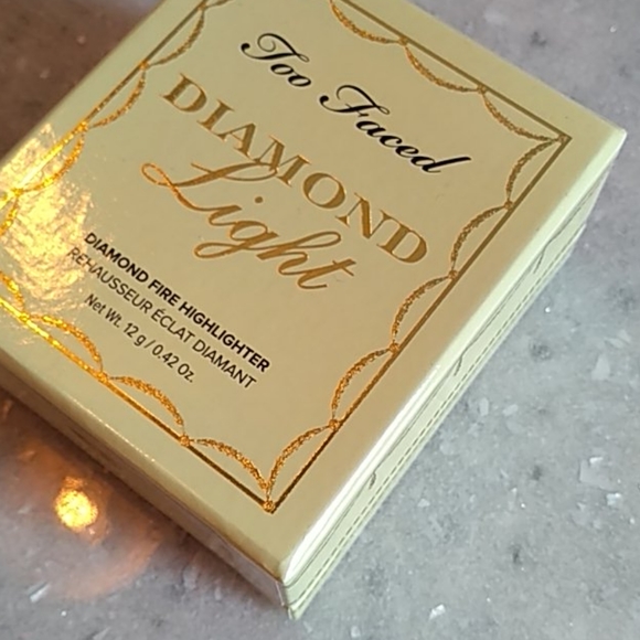 Too faced diamond light highlighter - Picture 3 of 3